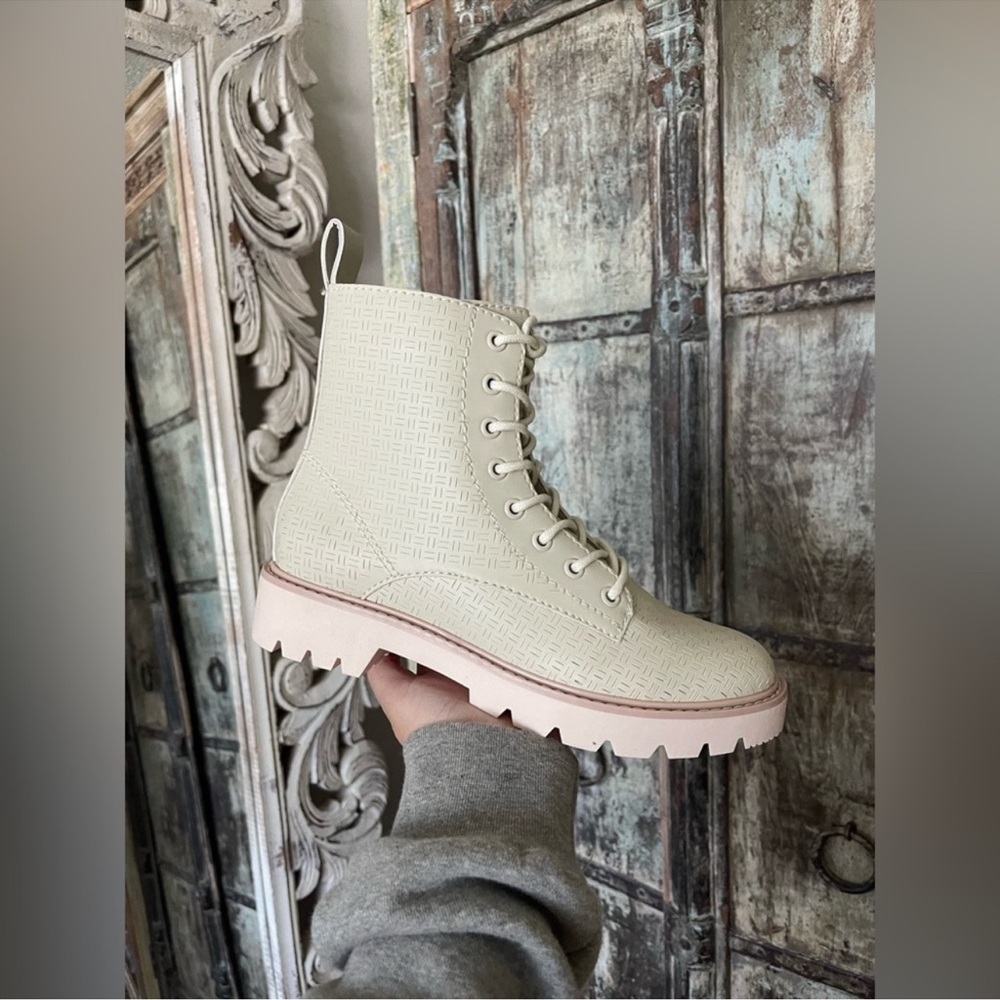 NWT Dolce Vita Piker Ivory Perforated Combat Boots - Picture 5 of 13